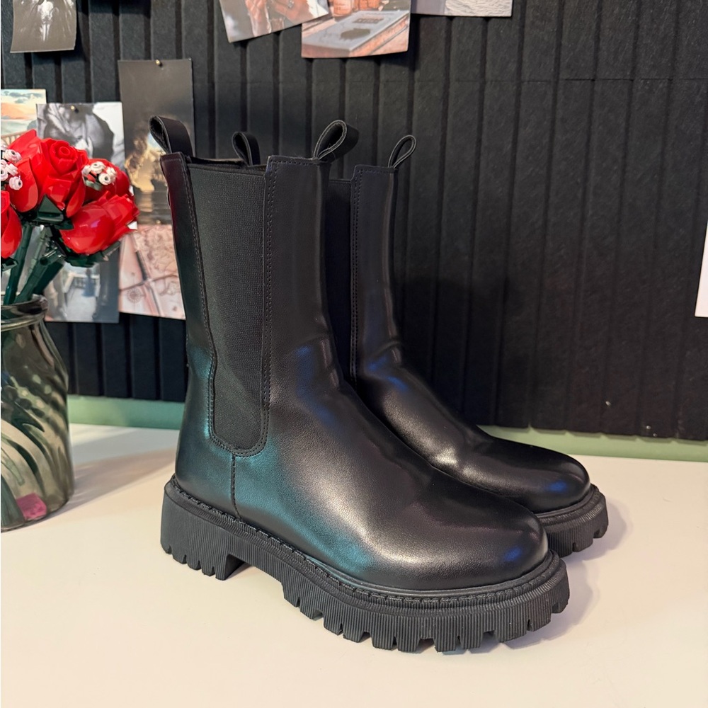 Black Leather Chelsea Lug Boots - Women's 8